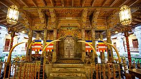 Temple-of-the-Sacred-Tooth-Relic-8_50951-290w